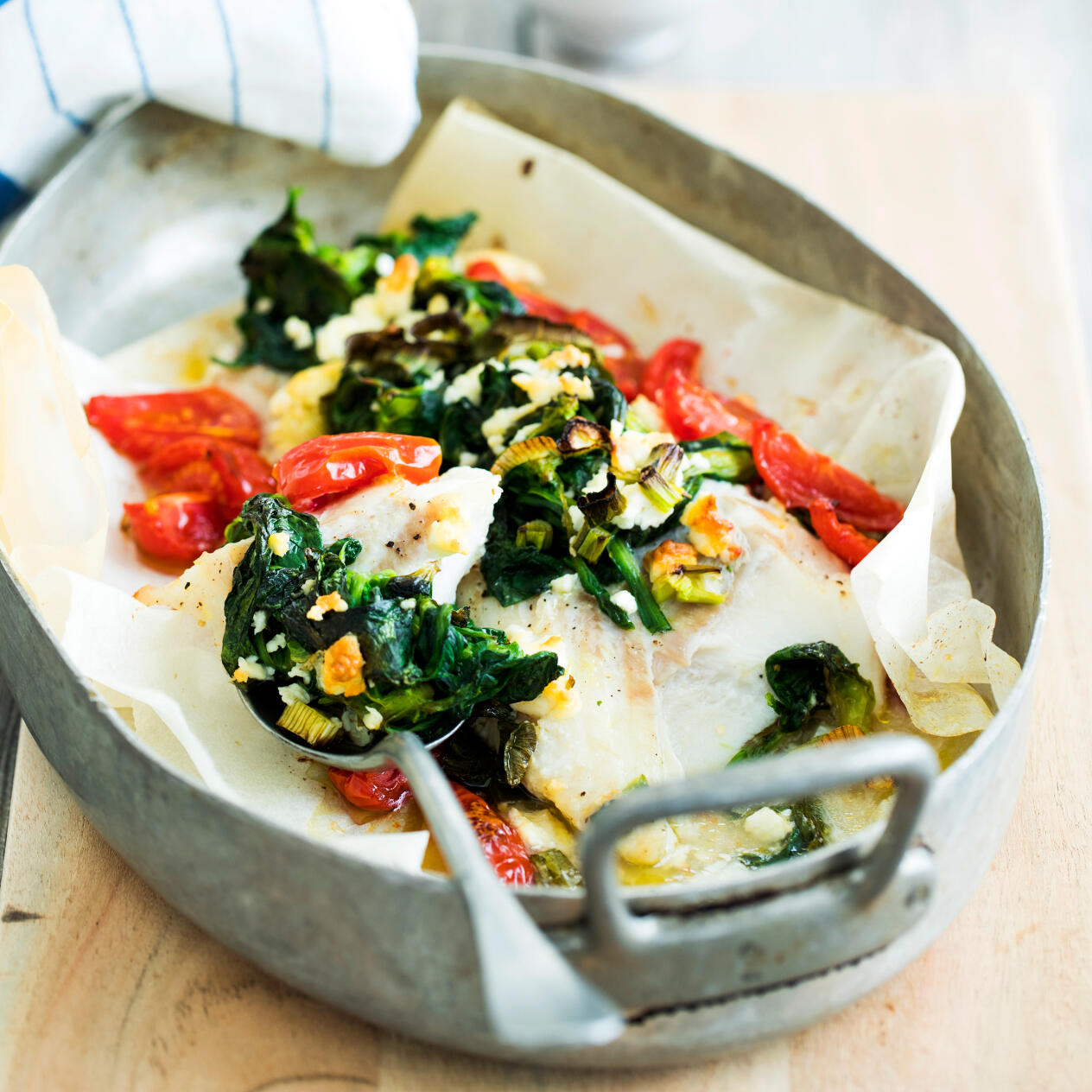 Ugnsbakad torsk med spenat och tomat