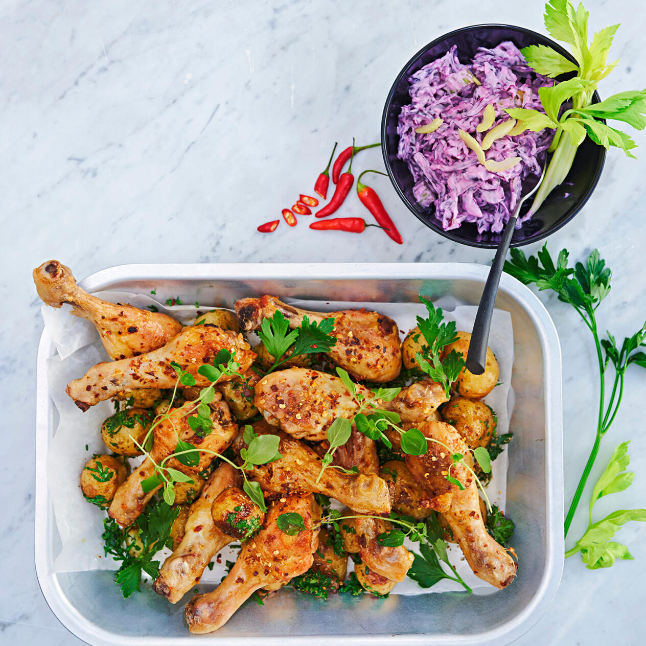 Kycklingben med röd coleslaw och örtpotatis