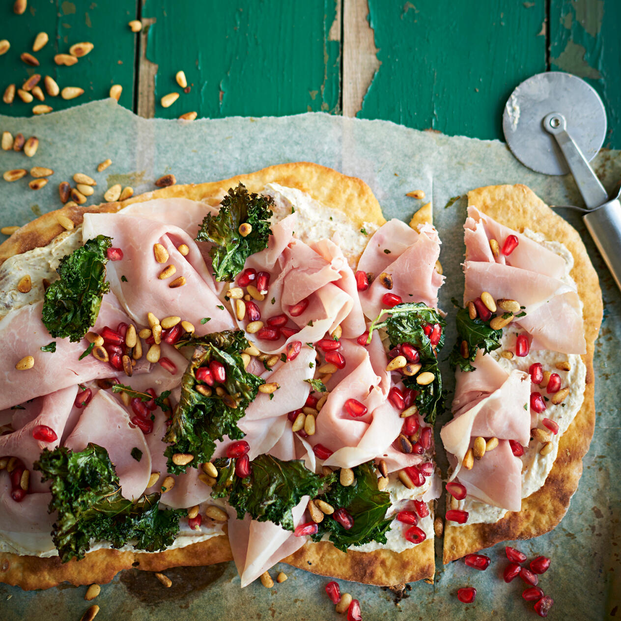 Tunnbröd med julskinka och grönkålschips