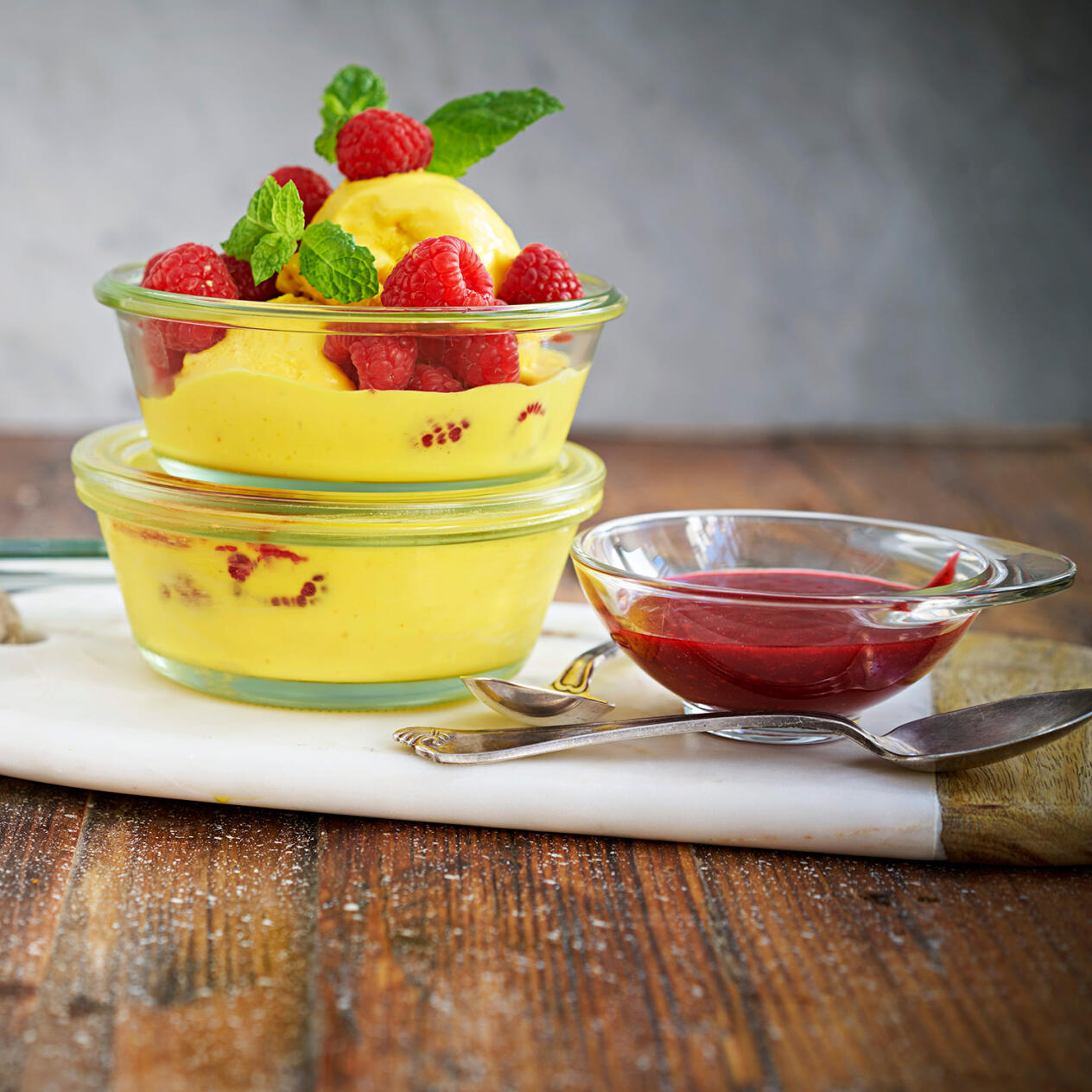 Saffrans- och honungsglass med hallonsås