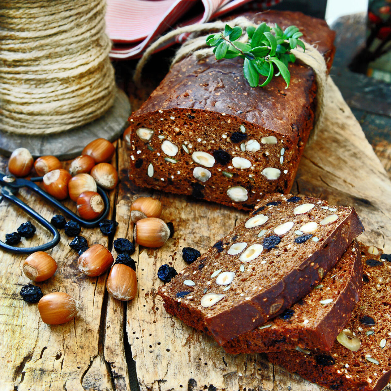 Vörtkryddat blåbärsbröd och hasselnötter