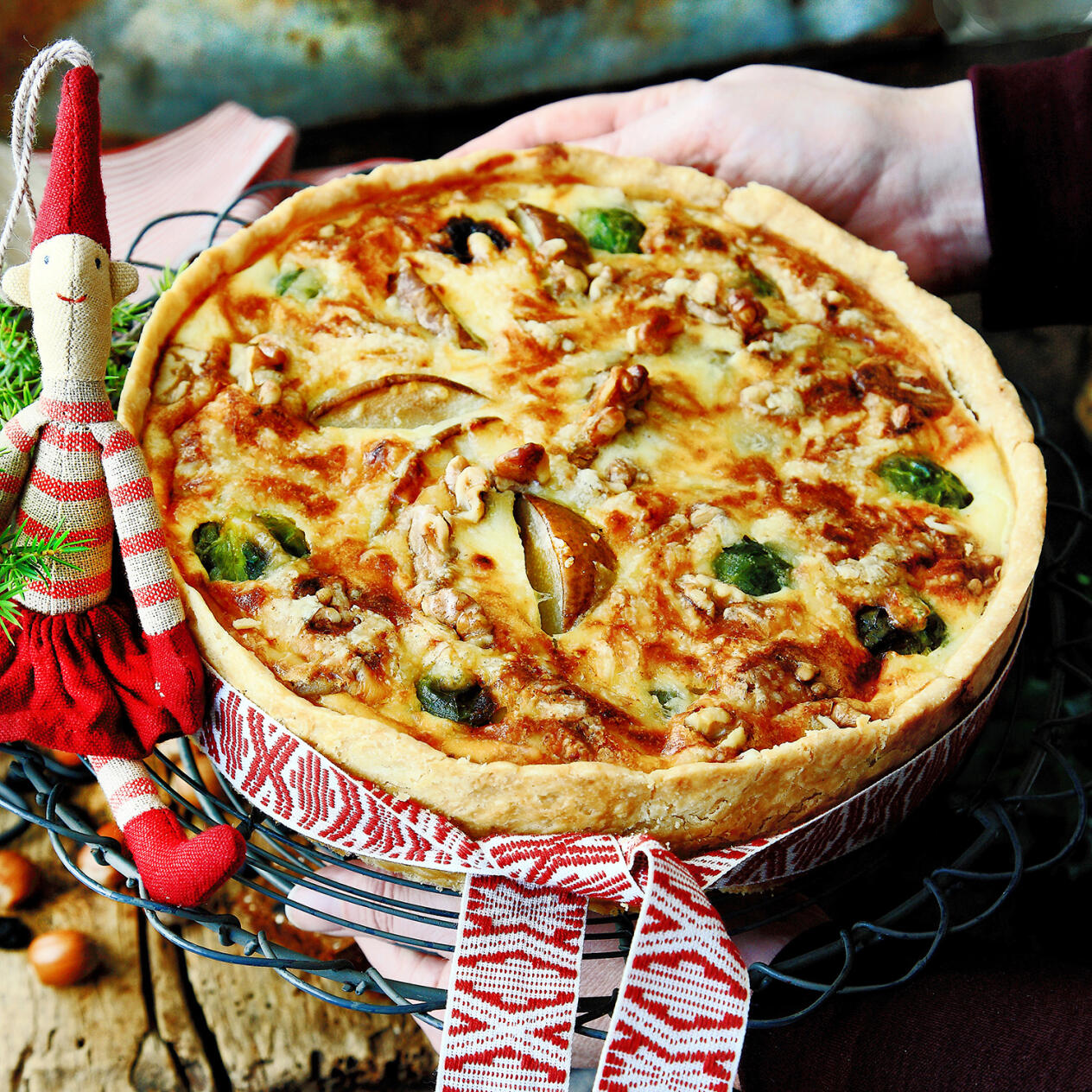 Brysselkålspaj med päron och valnötter