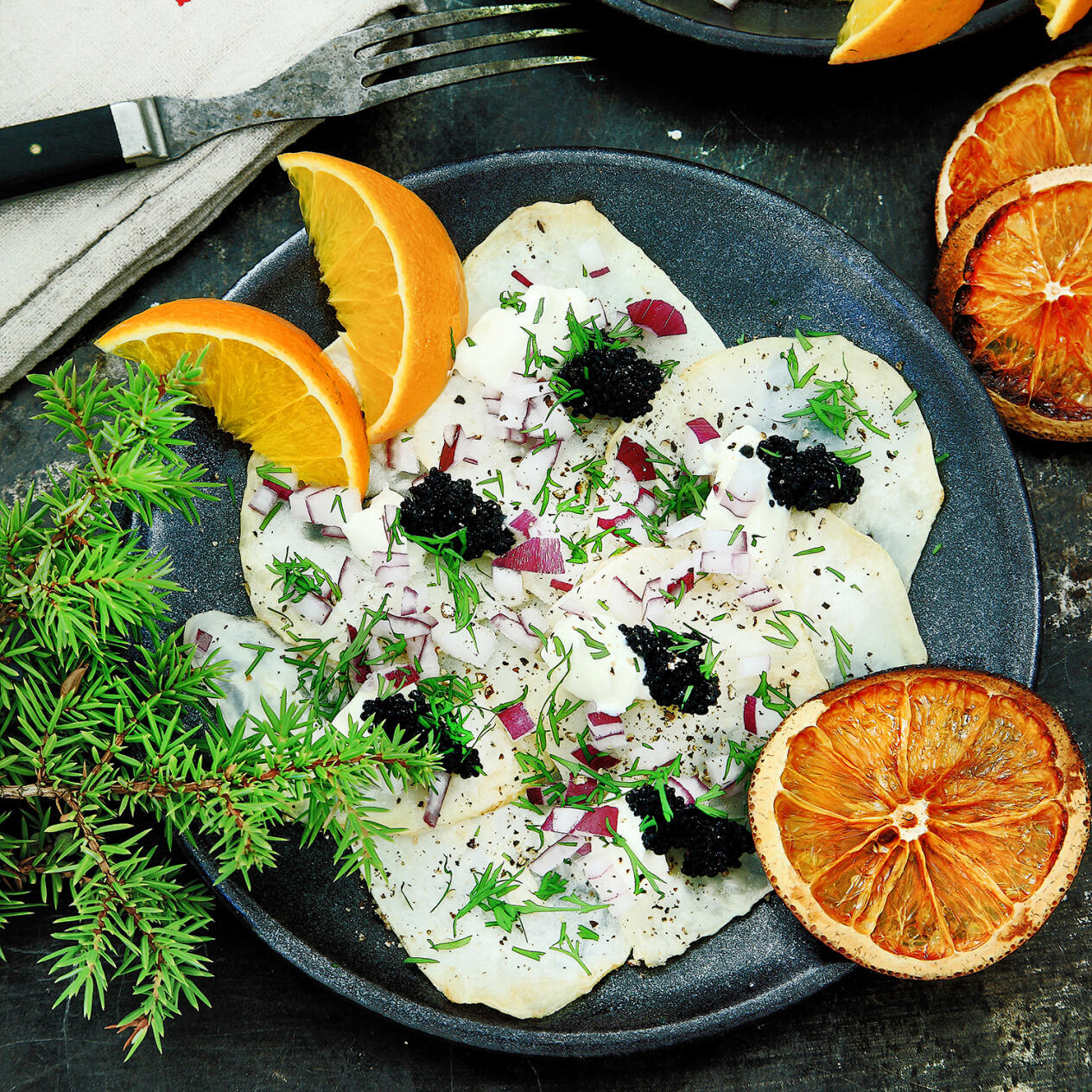 Rostad rotsellericarpaccio med tångkaviar