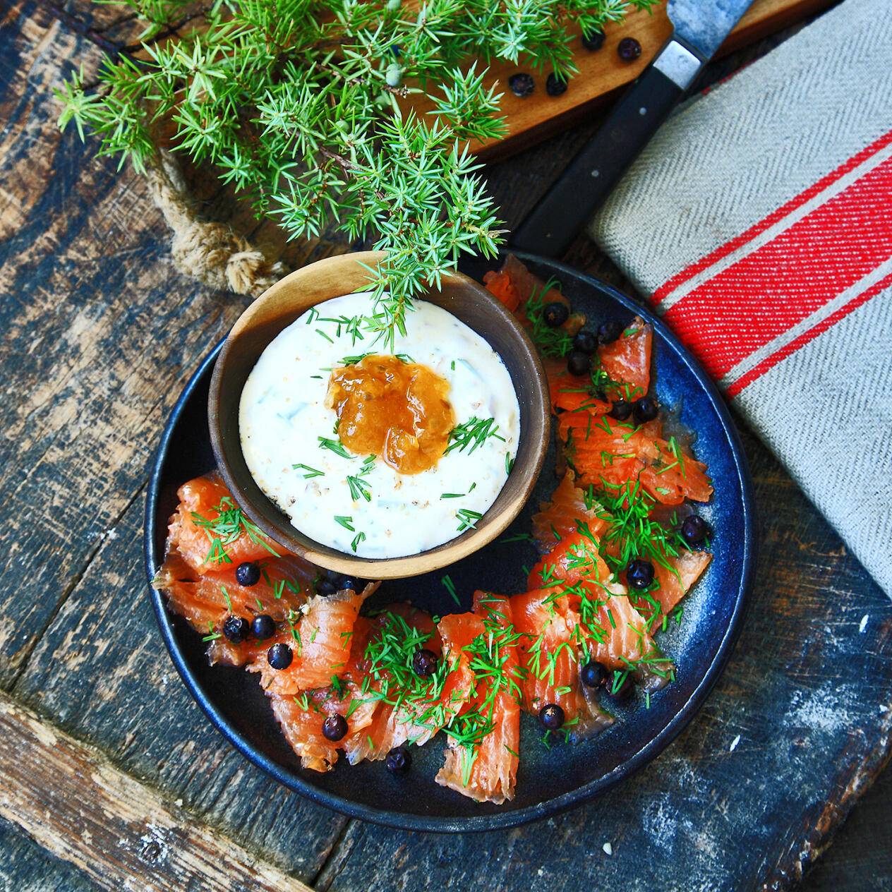 Gravad röding med hjortronsås