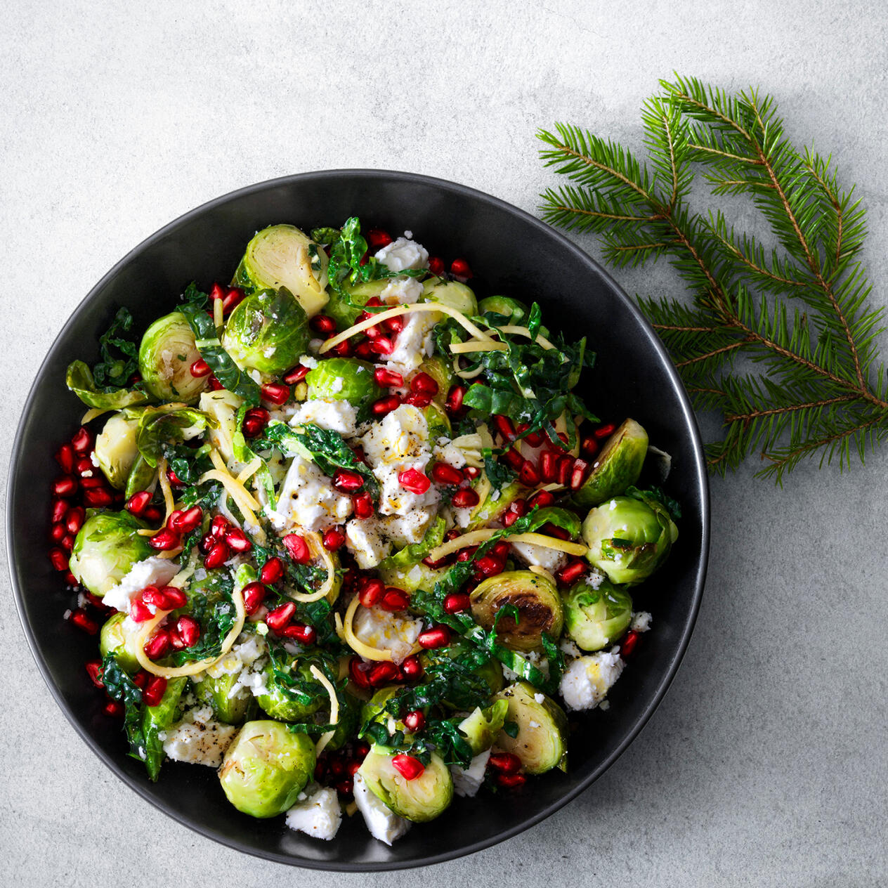 Råstekt brysselkål med fetaost och granatäpple