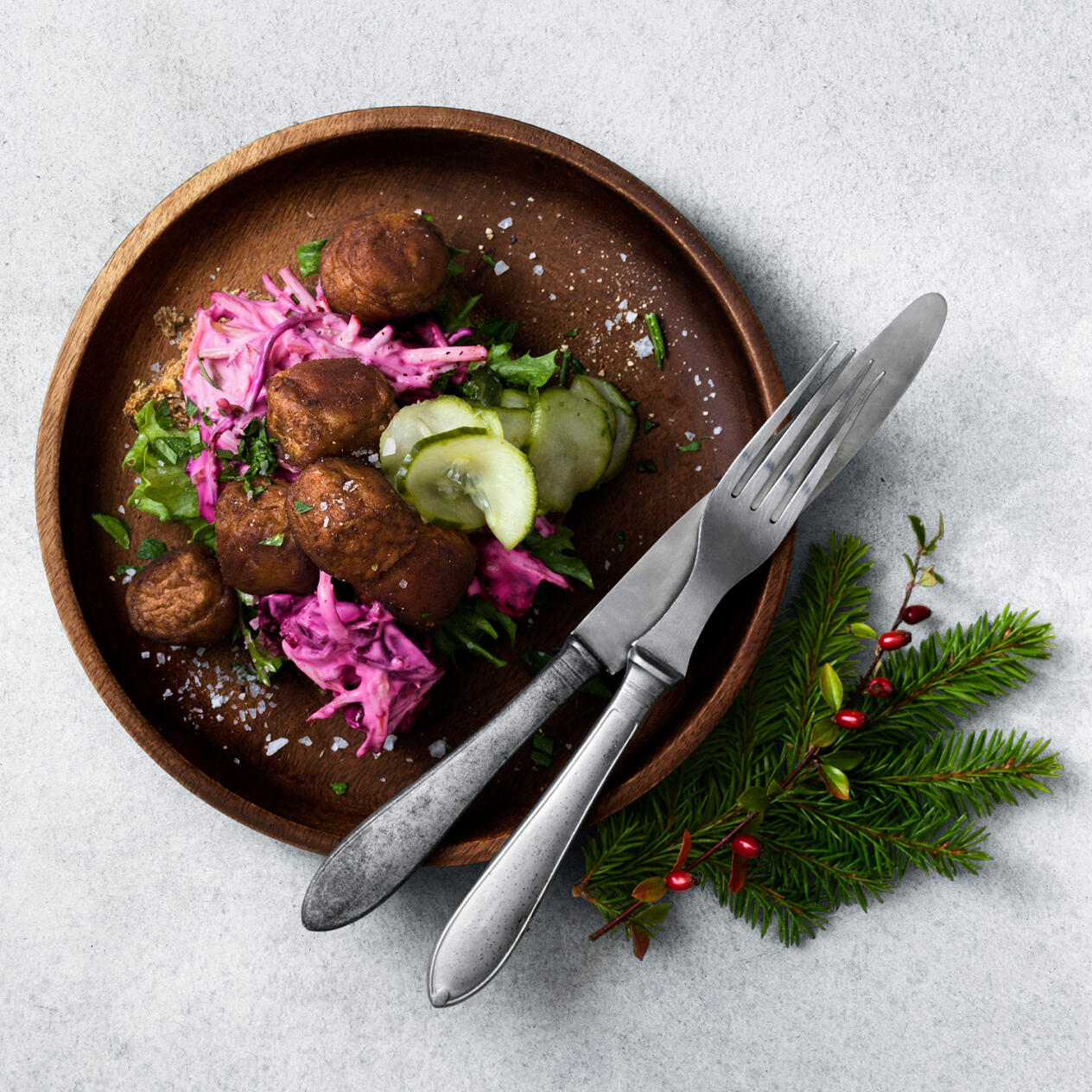 Kycklingköttbullemacka med rödbetssallad