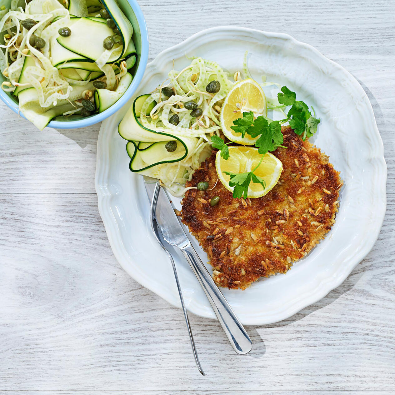 Pankopanerad schnitzel med zucchinisallad