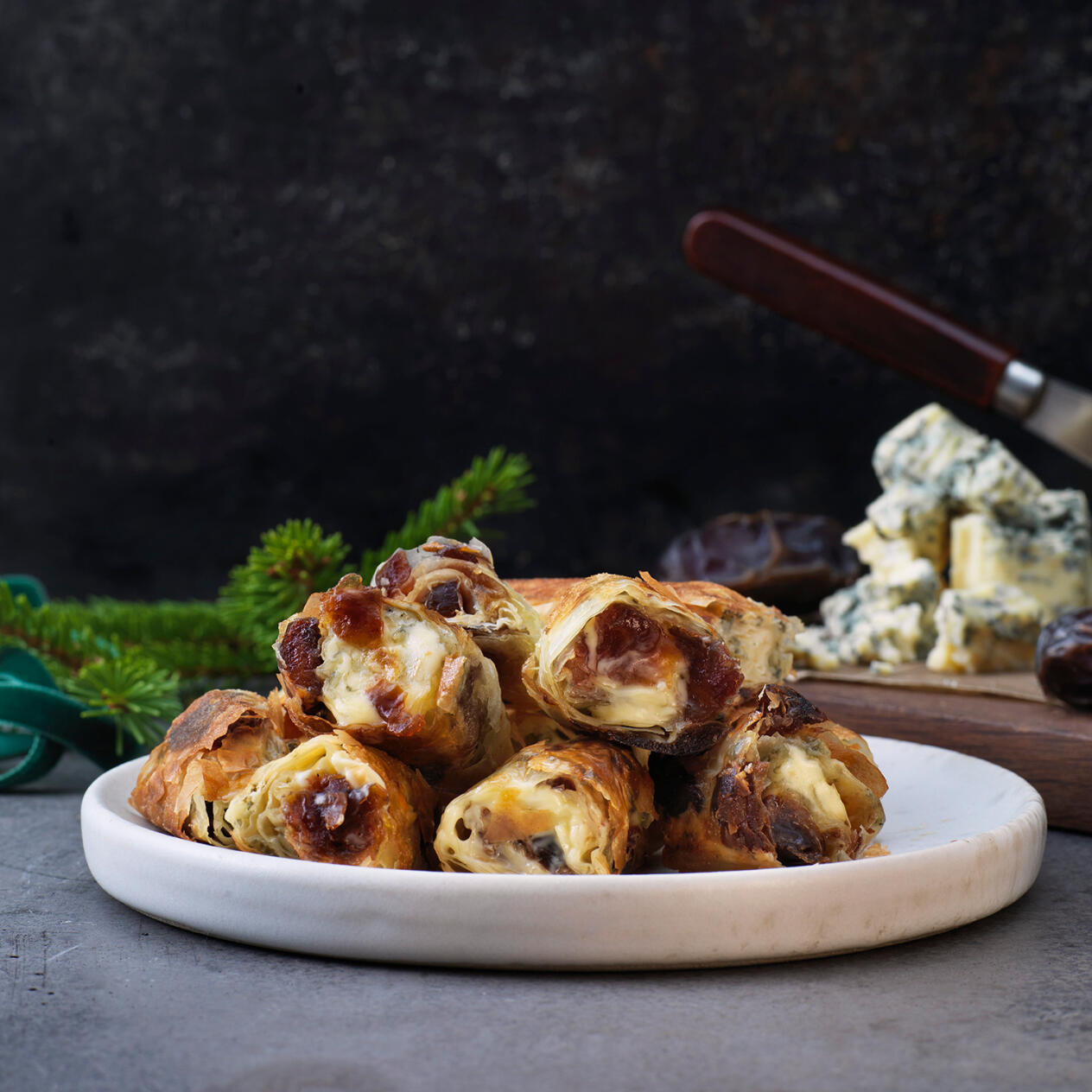 Filodegsrullar med dadlar och ädelost