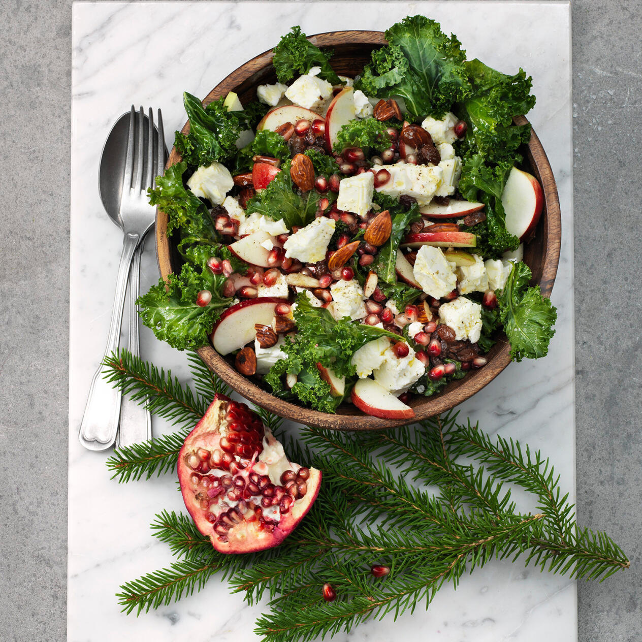 Grönkålssallad med fetaost och granatäpple
