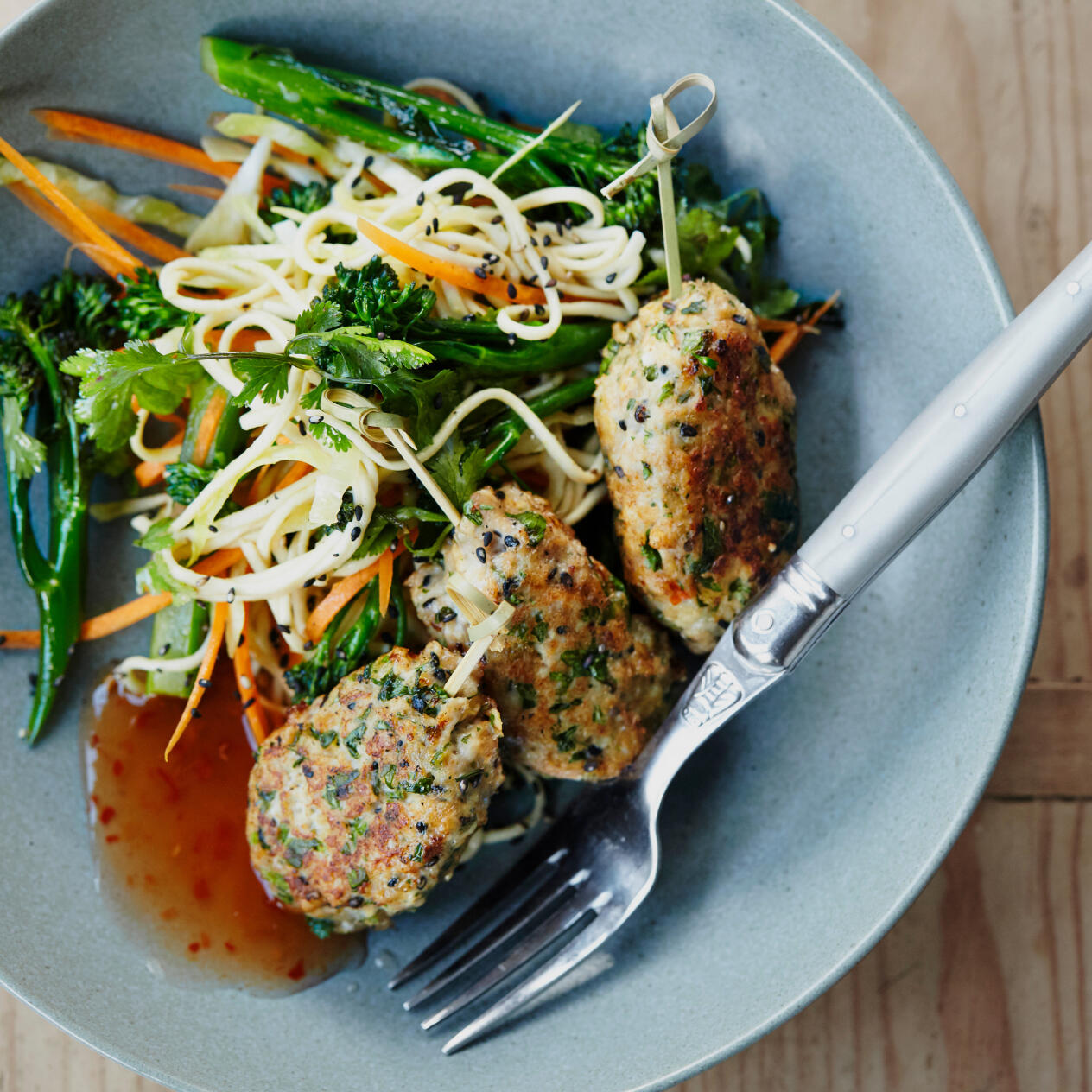 Kycklingbiffar med nudelsallad