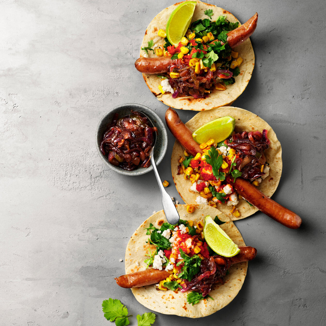 Kryddig korv i tortillabröd