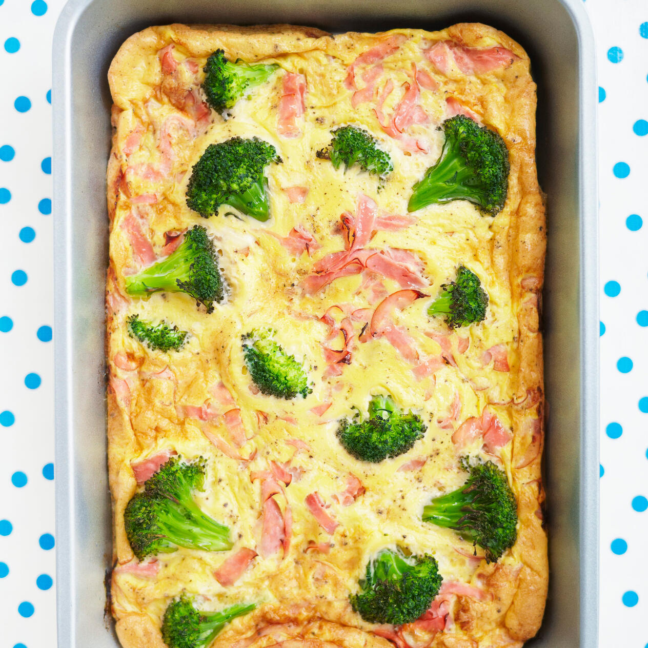 Ugnsomelett med skinka och broccoli