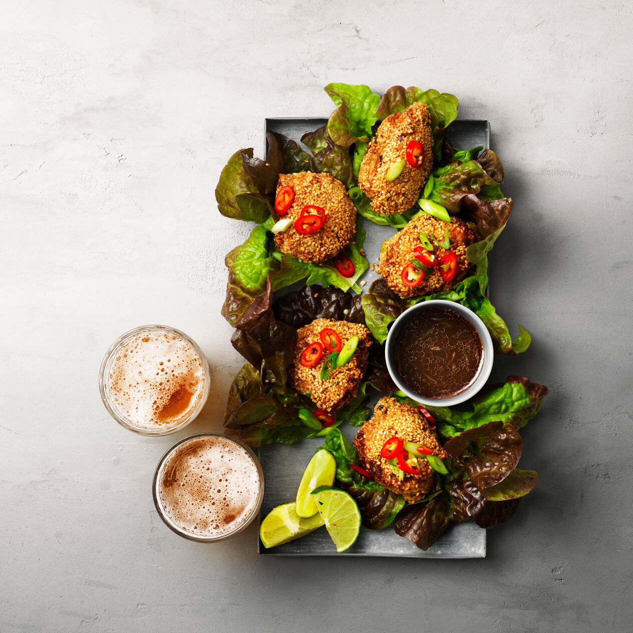 Sesampanerade kycklingbiffar med dippsås