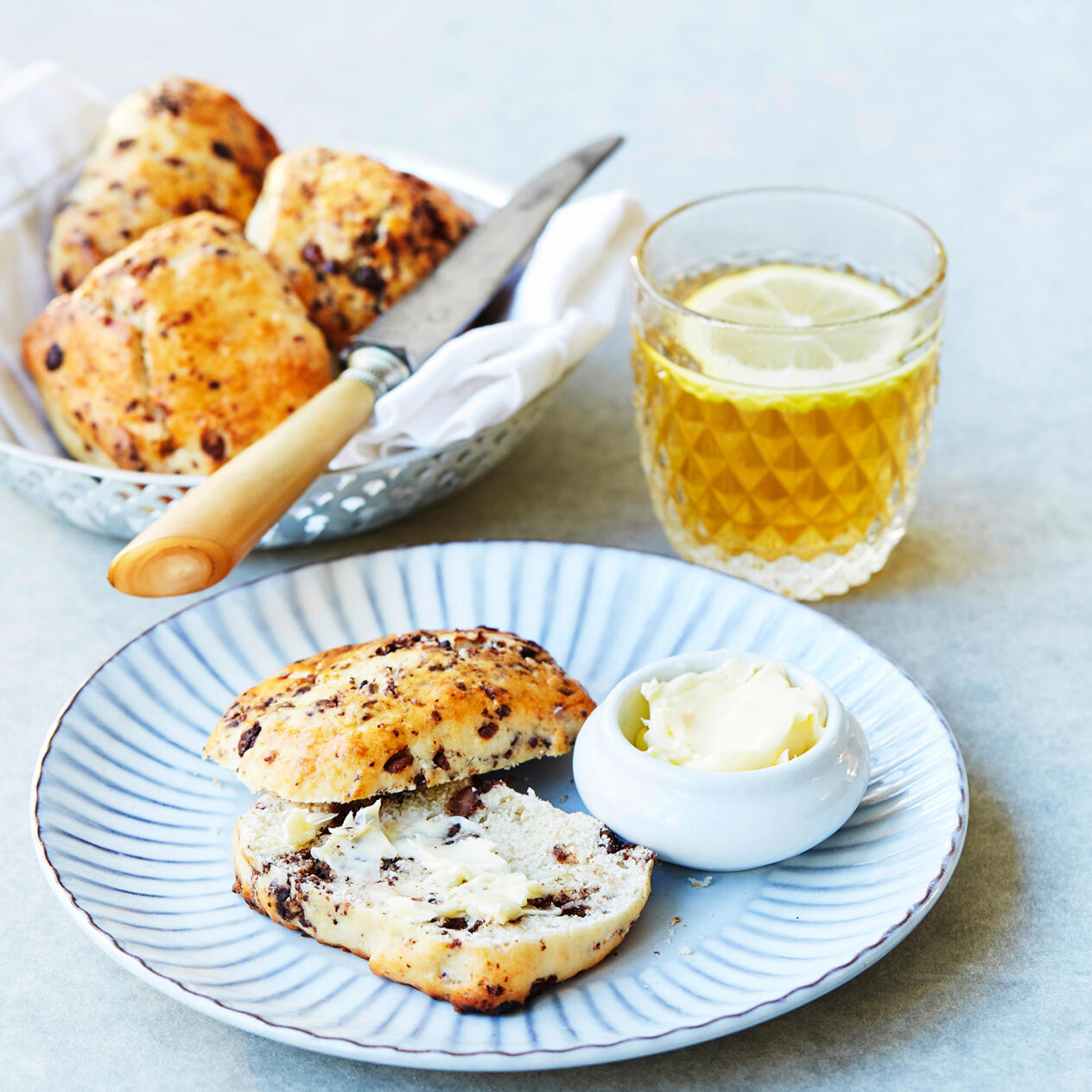Scones med yoghurt och två sorters choklad