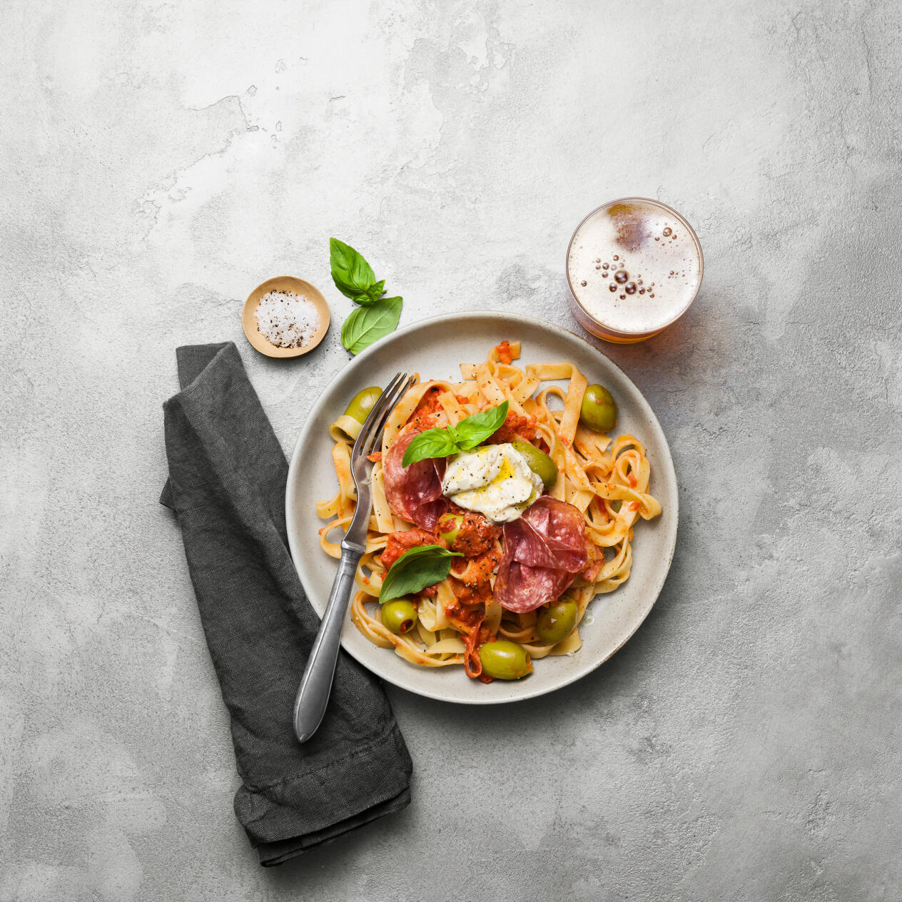 Tagliatelle med tomatsås och salami