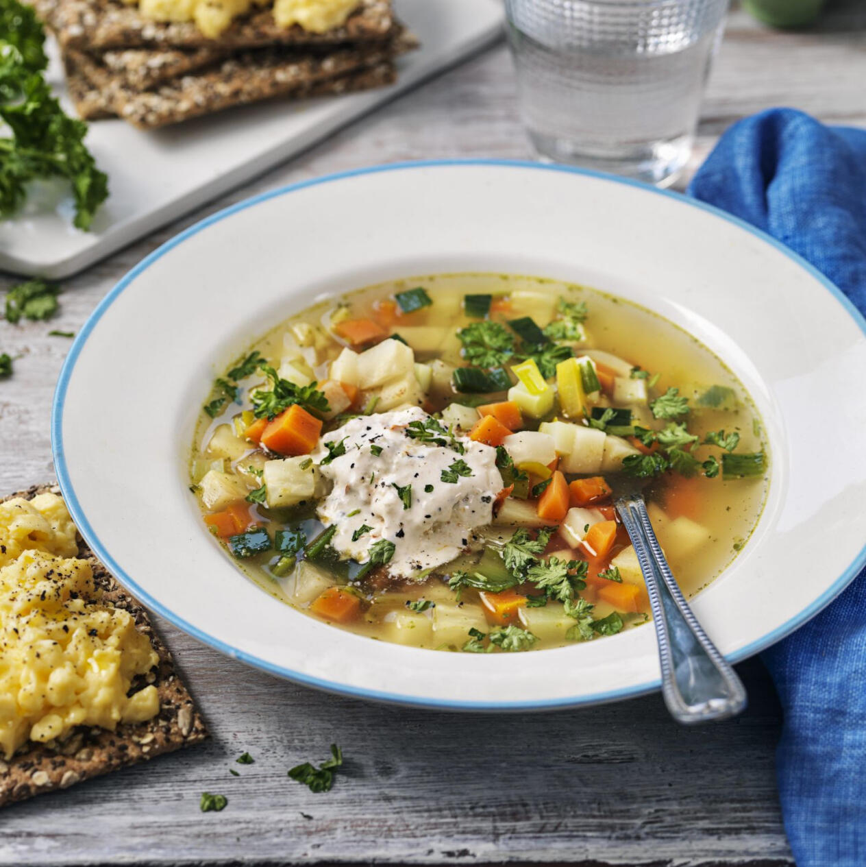 Rotfruktssoppa med äggröra