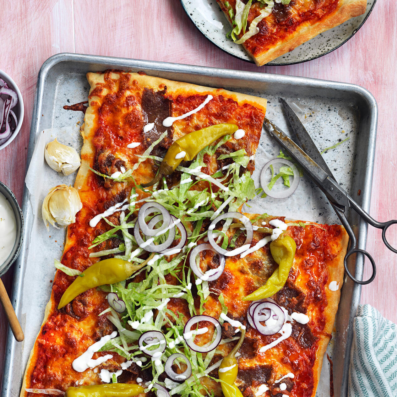 Kebabpizza med vitlöksyoghurt