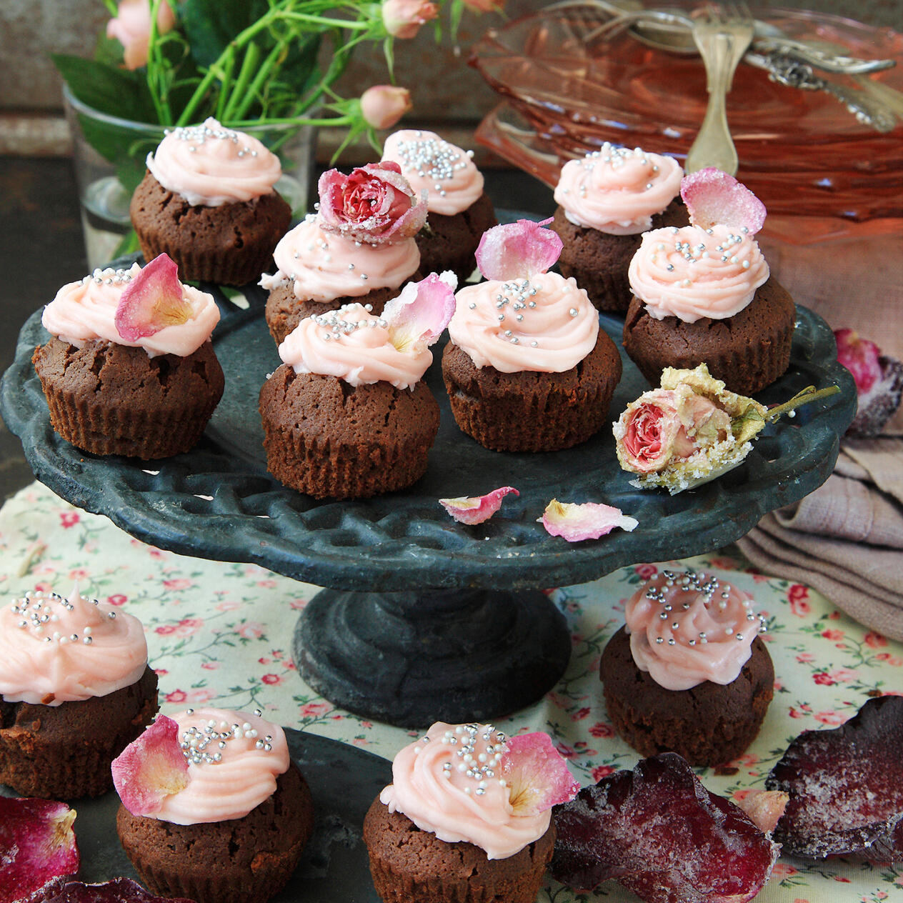 Små brownies med rosenfrosting