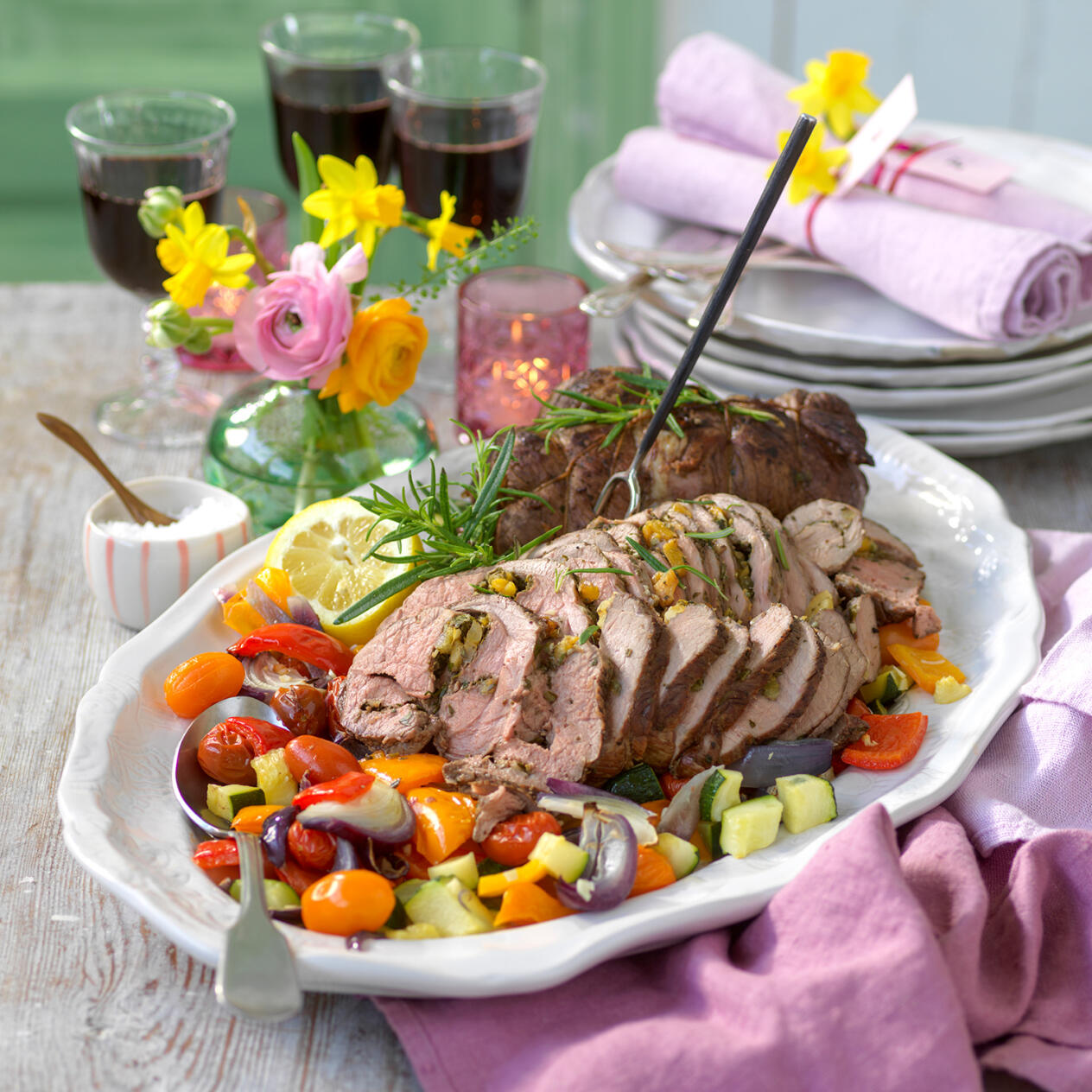 Lammstek fylld med örter och ratatouillesallad