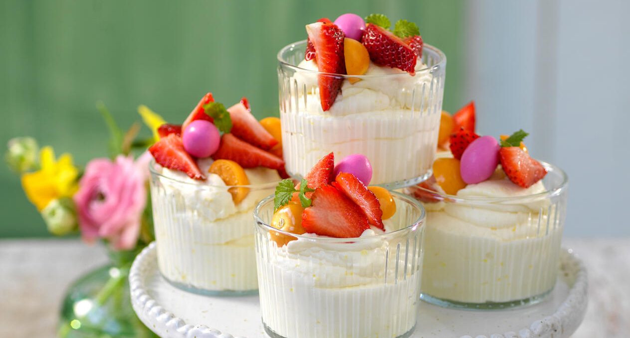 Vit chokladmousse med bär och påskägg