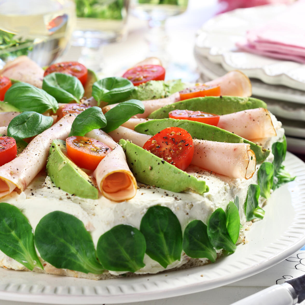 Medelhavstårta med kalkon och avokado