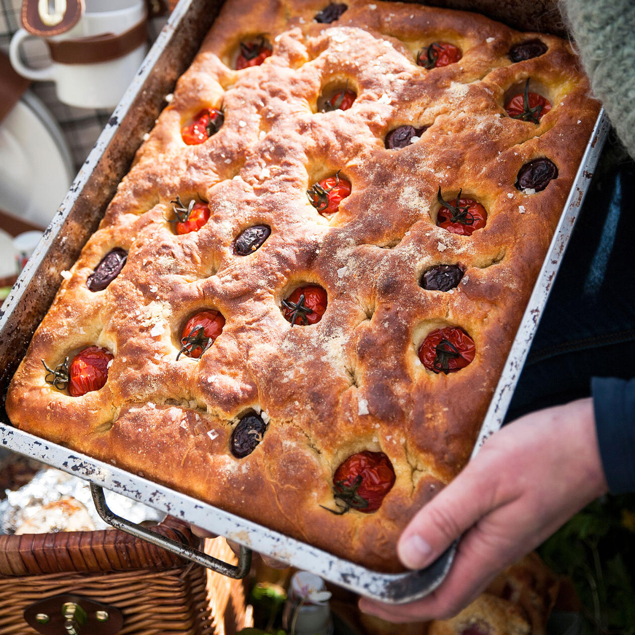 Focaccia med tomat och oliver