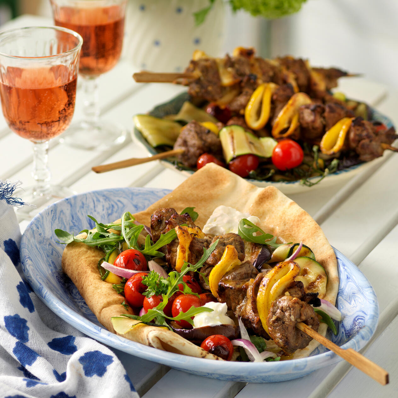 Orientaliska lammspett i libabröd