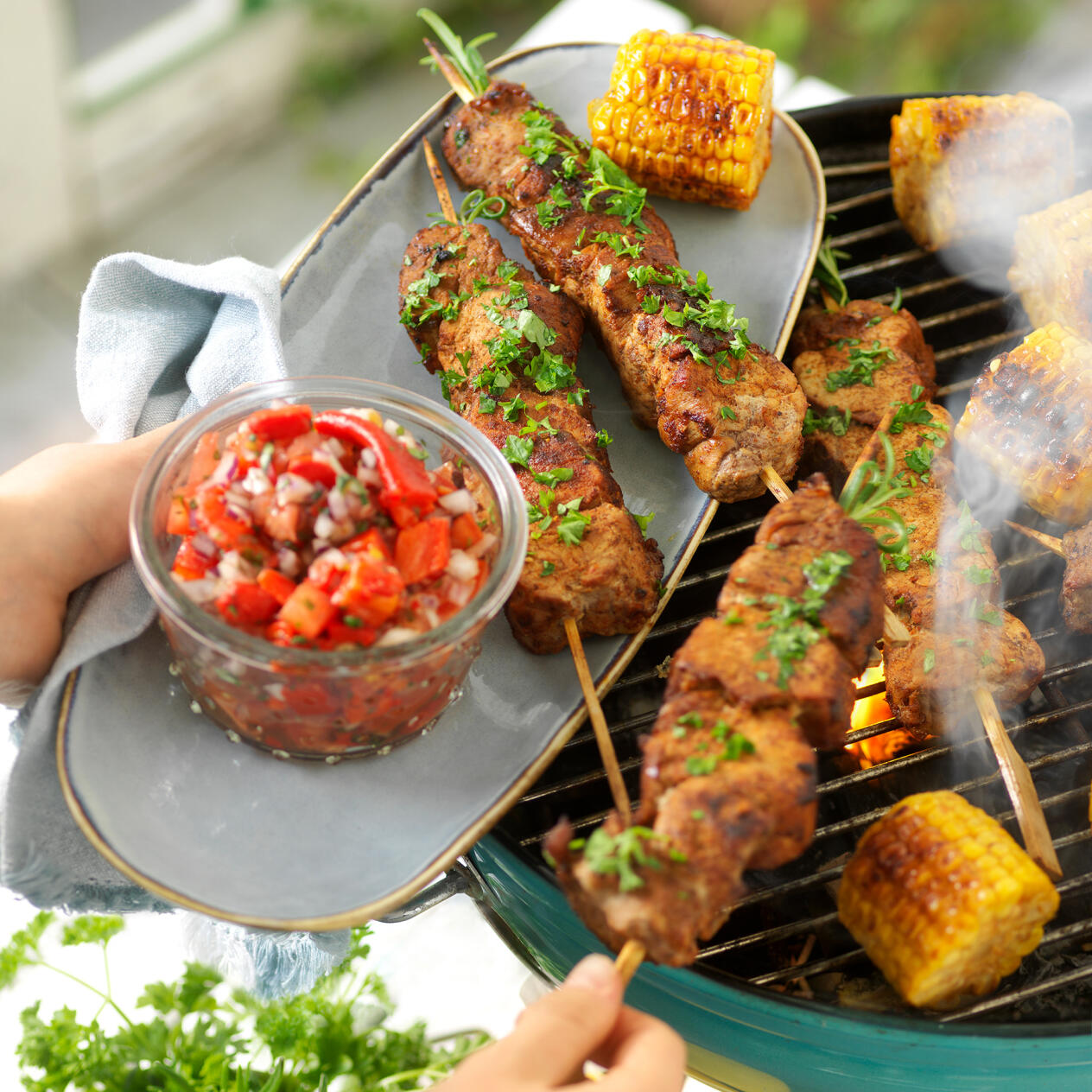 Limerubbade fläskspett med tomat och grillad majs