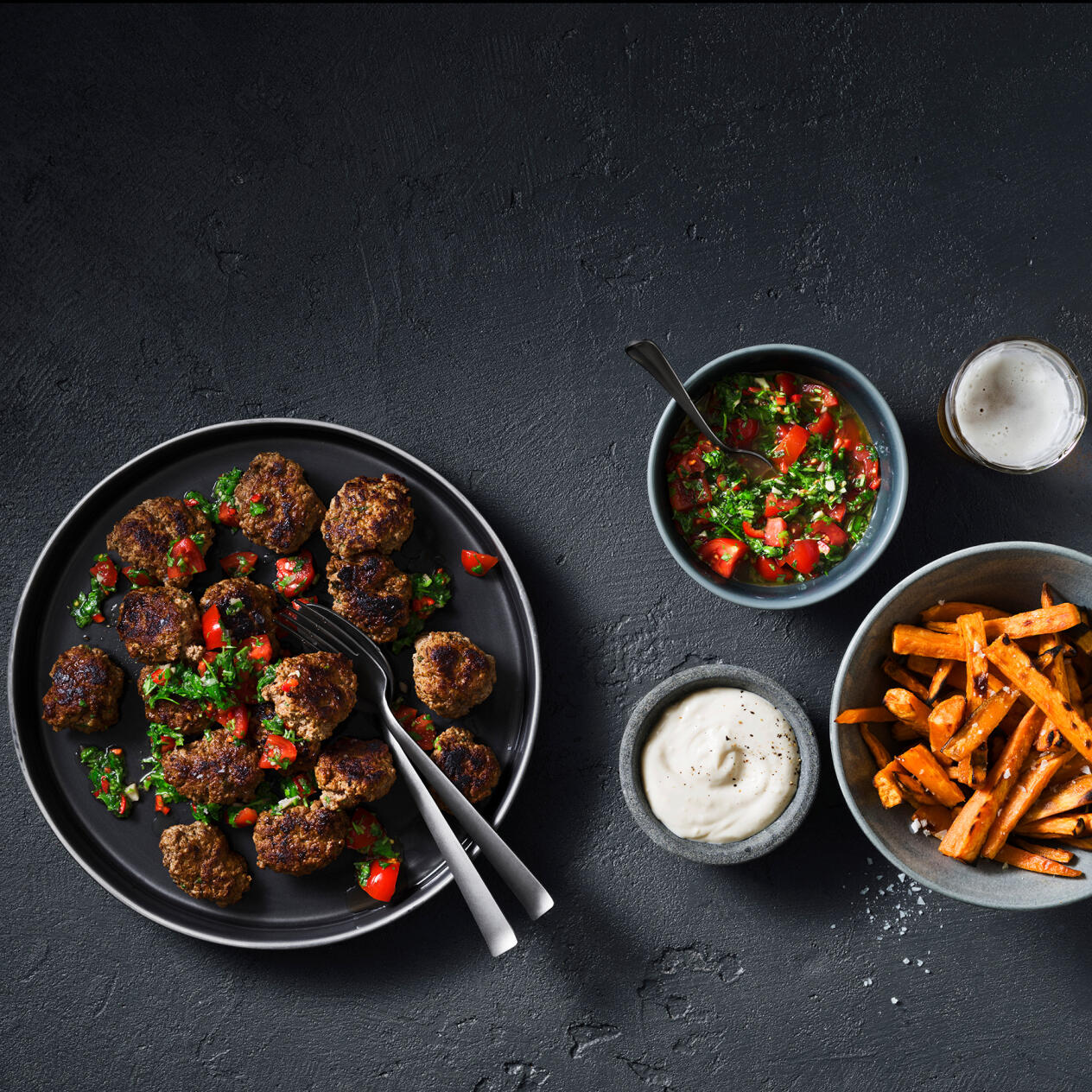 Köttfärsbiffar med tomatchimichurri