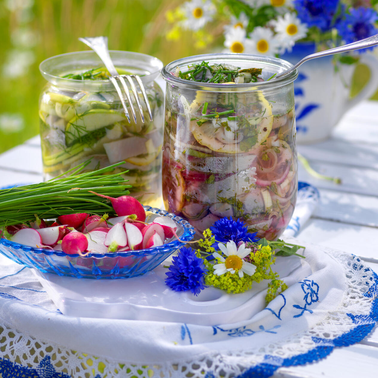 Midsommarsill med örter och lök