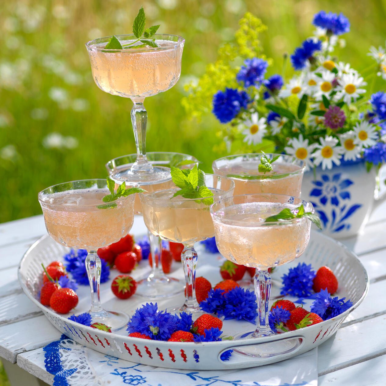 Midsommardrink med rabarber och mynta