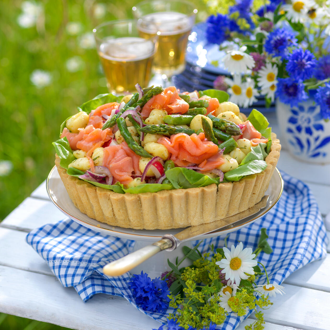 Färskostpaj med gnocchi och laxsallad