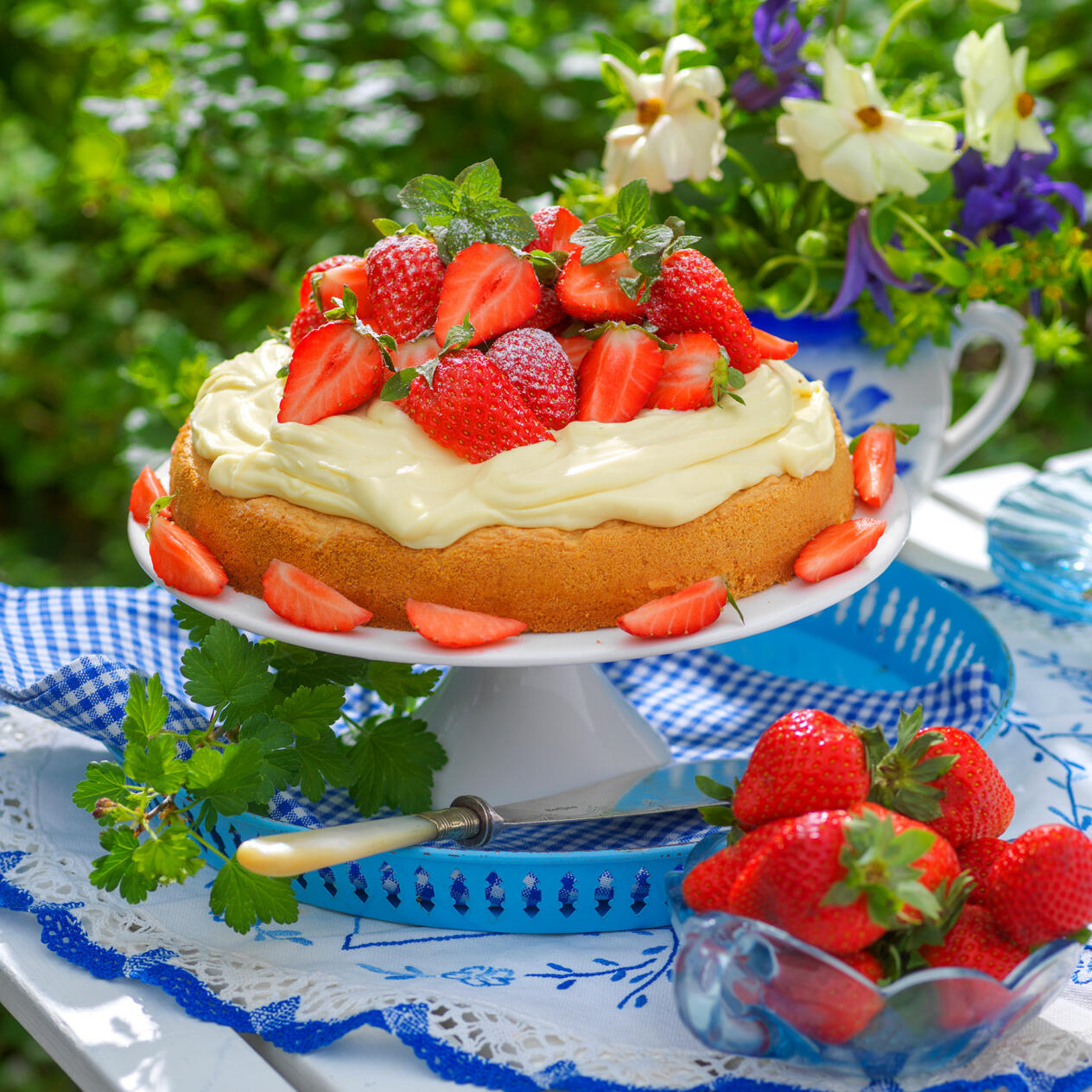 Mandeltårta med vit choklad och mascarponekräm toppad och jordgubbar