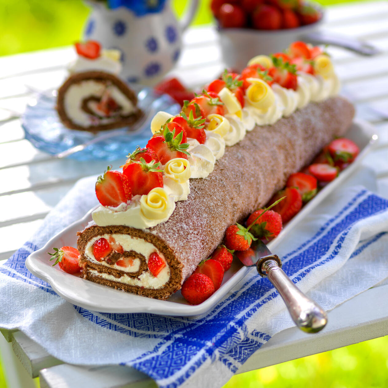 Chokladrulle med grädde och jordgubbar