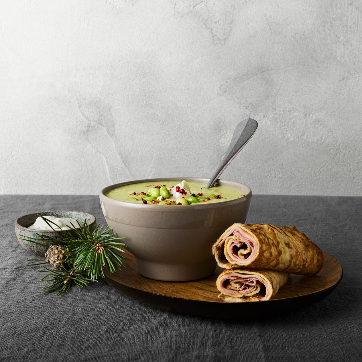 Sojabönsoppa med citruskräm och ost- och skinkfylld pannkaksrulle