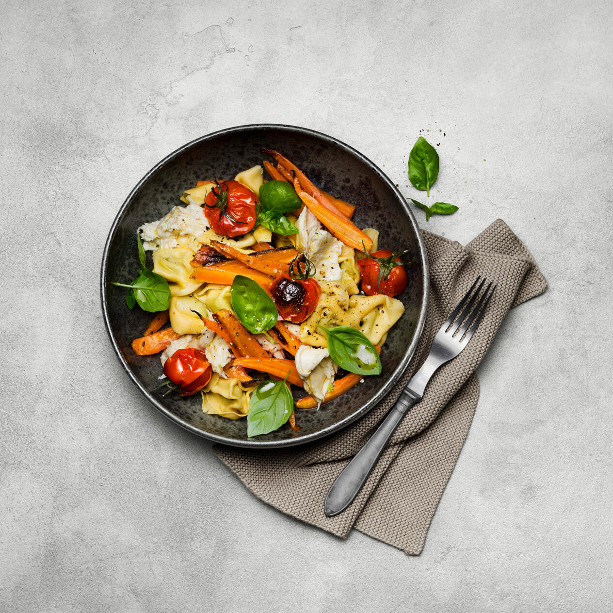 Färsk fylld pasta med ugnsbakade grönsaker och mozzarella