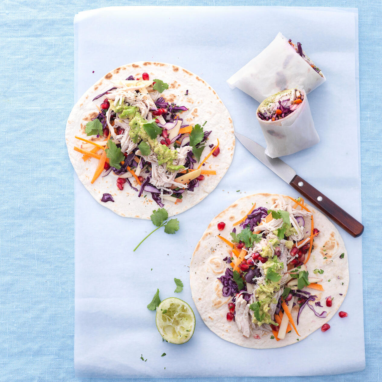 Pulled chickenbreast i wrap med avokado och rödkålssallad