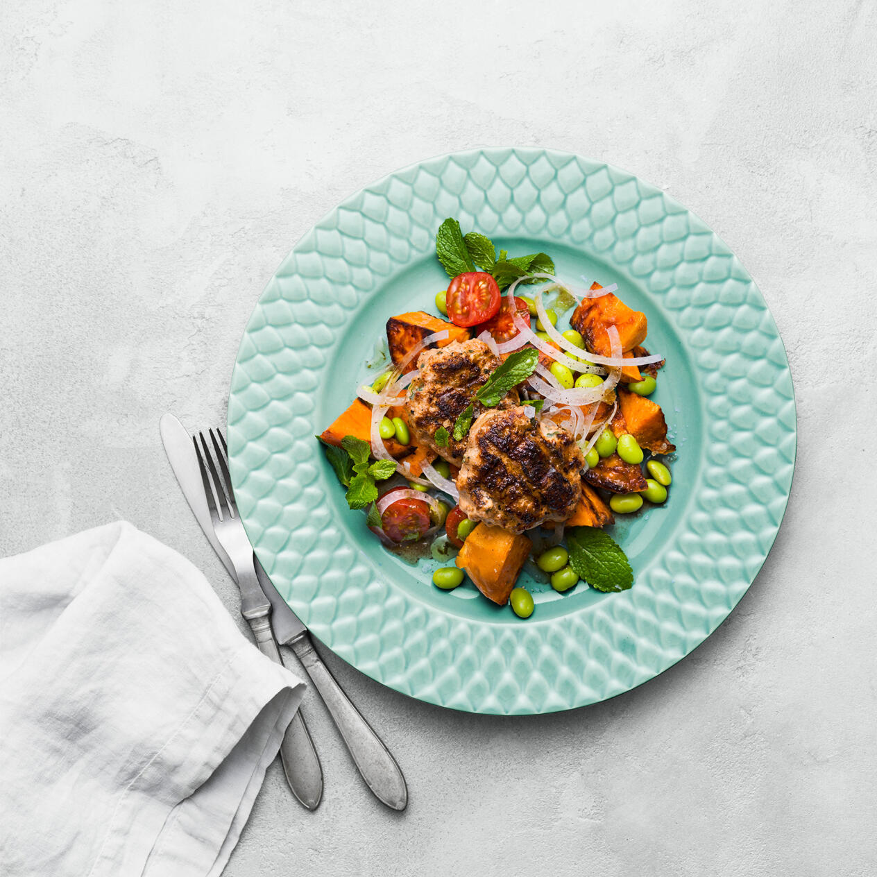 Grillade lammfärsbiffar med rostad sötpotatissallad