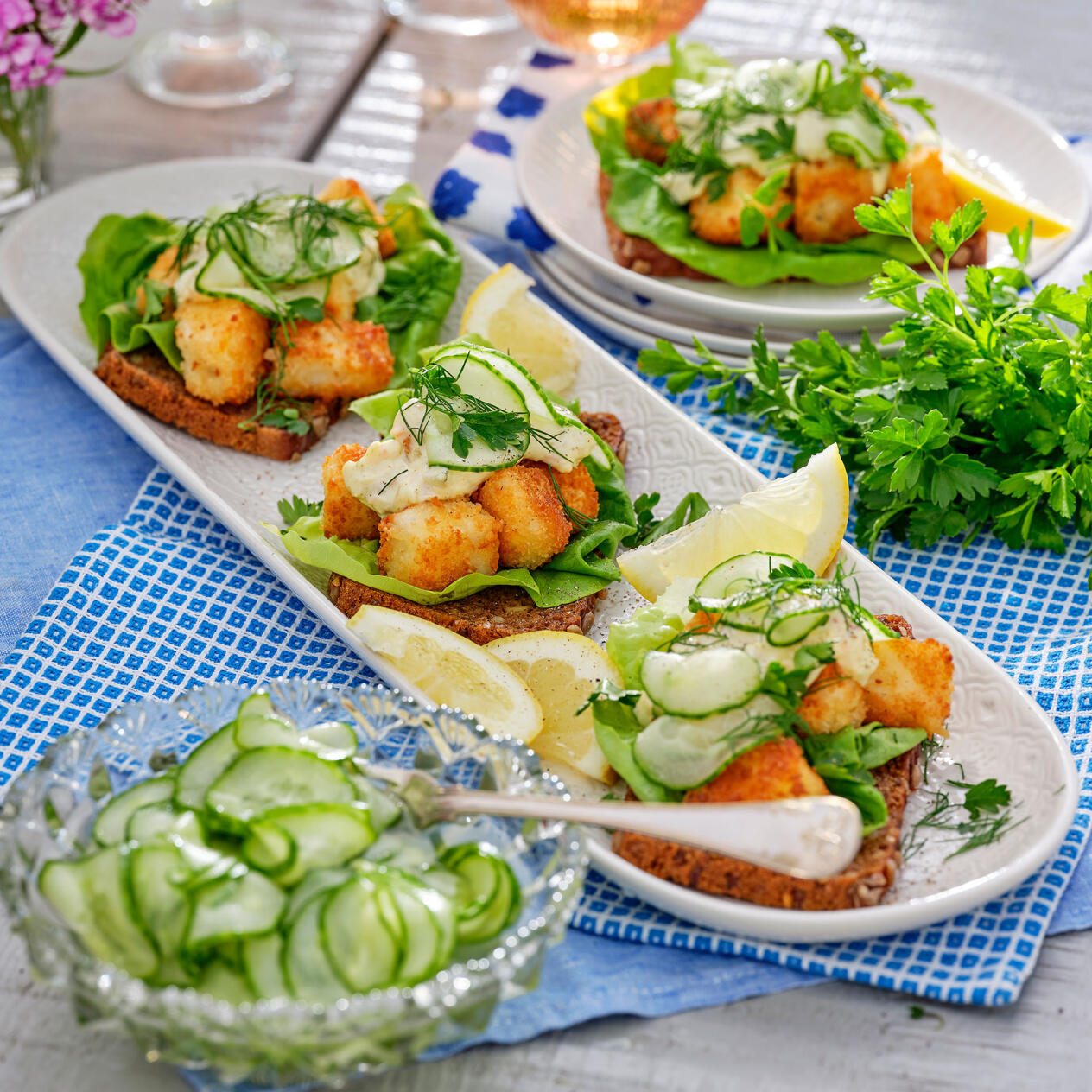 Macka med pankopanerad halloumi och picklad gurka