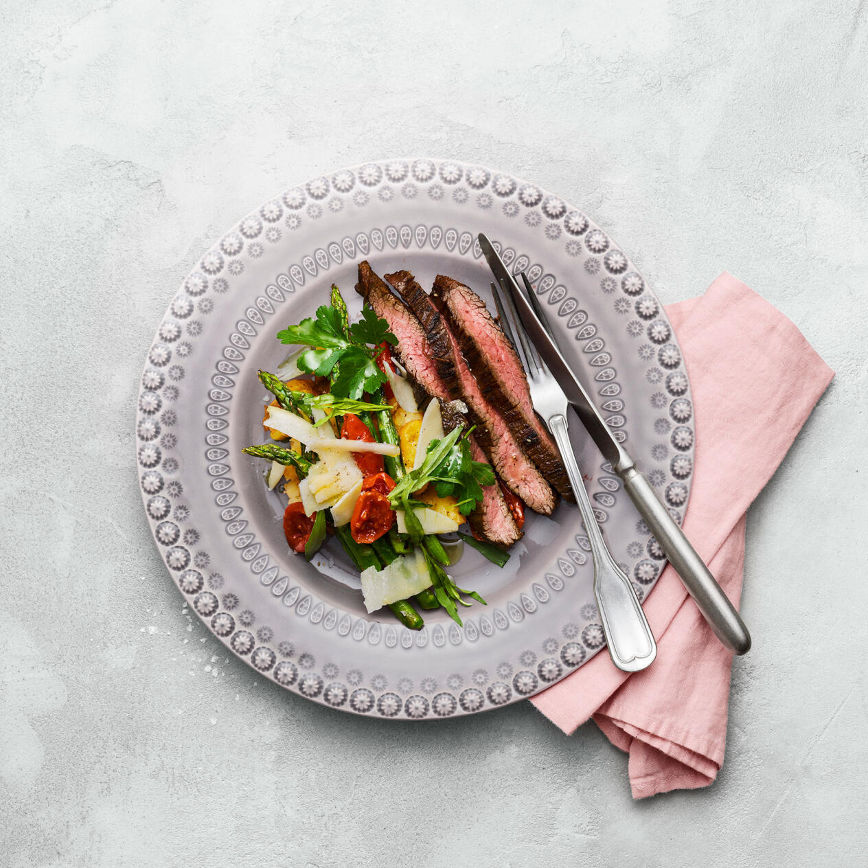 Flankstek med krossad potatis, sparris och parmesan