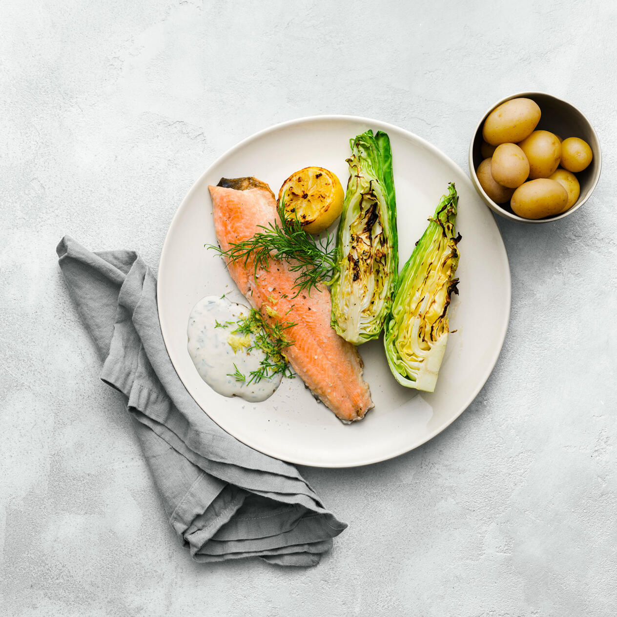 Grillad röding och spetskål med pepparrots- och dillsås