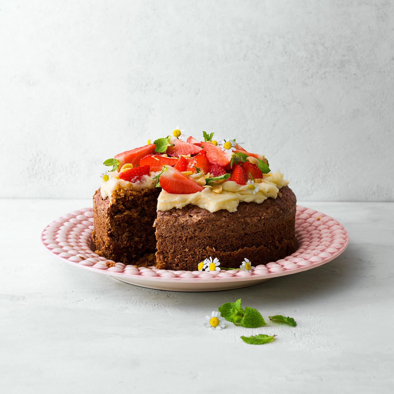 Rödbetskaka med frosting och jordgubbar