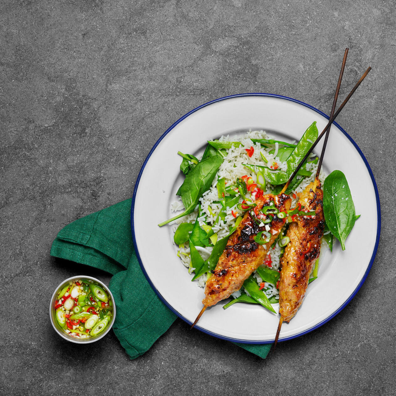 Vietnamesiska kycklingspett med rissallad