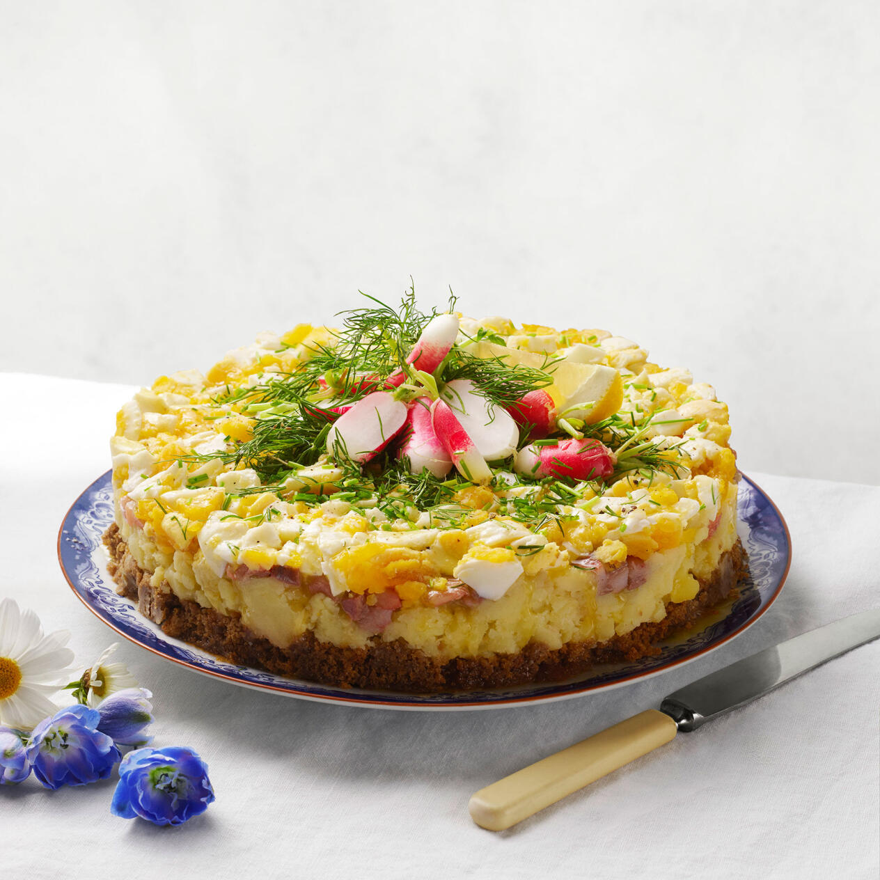 Matjessilltårta med potatis och brynt smör