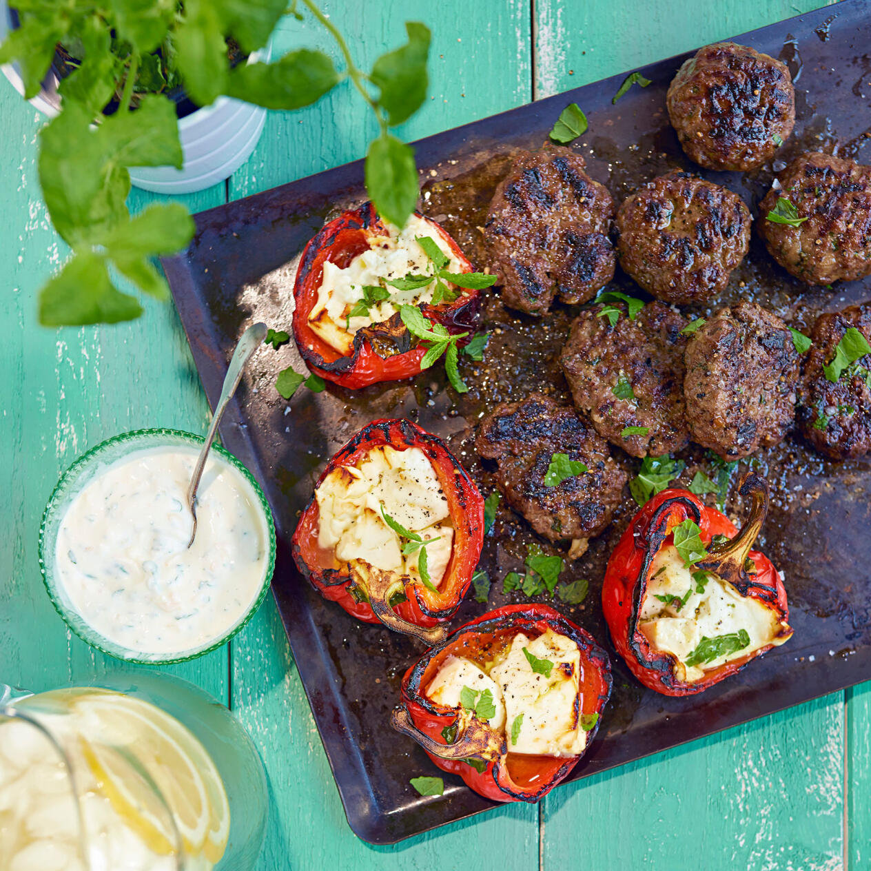 Grillade färsbiffar med yoghurtsås