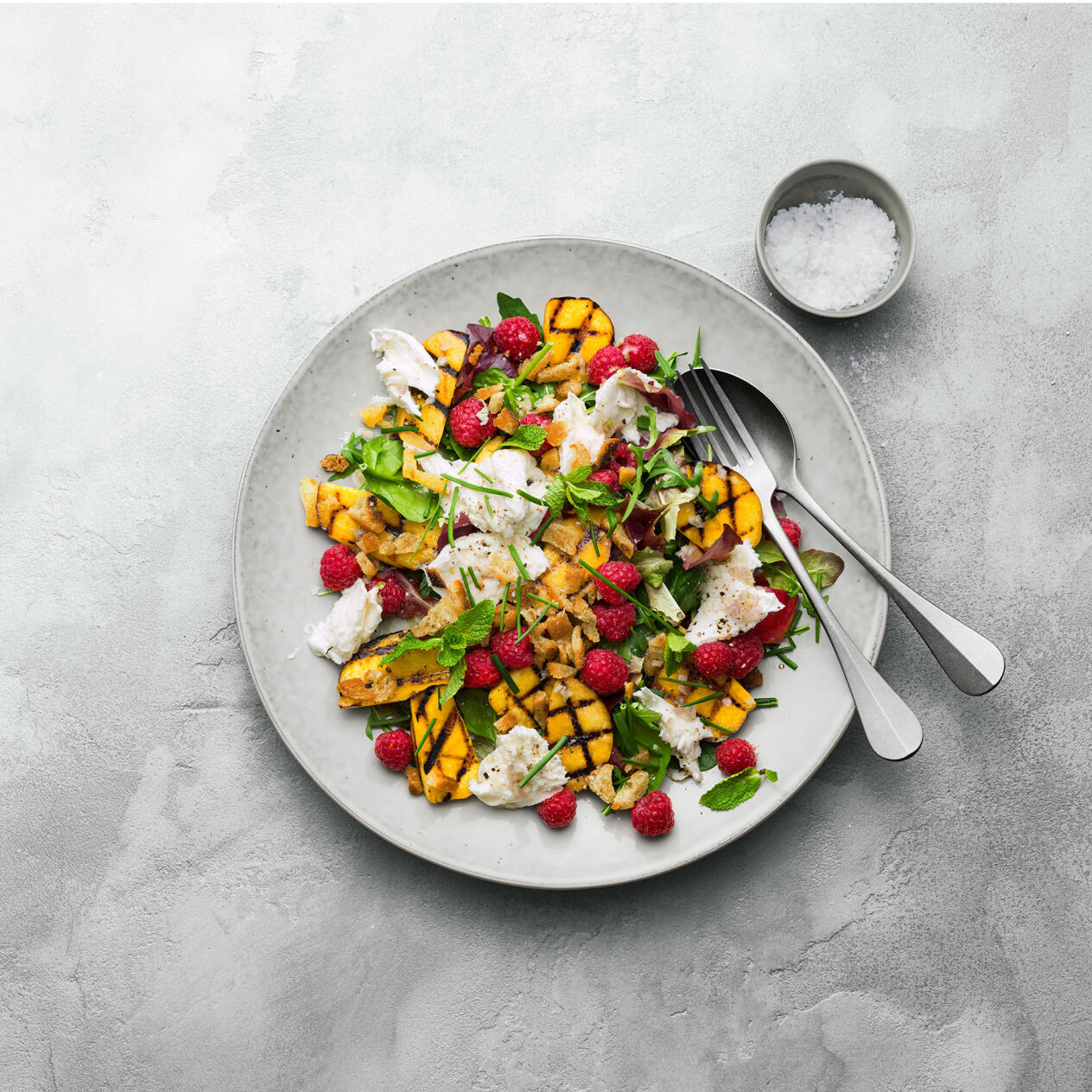 Sallad med grillade nektariner, mozzarella och färska hallon