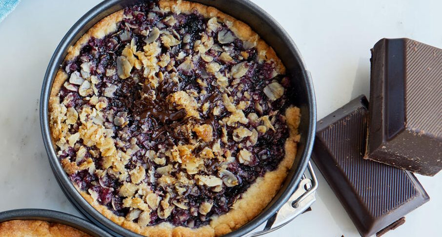 Blåbärspaj med choklad och havreströssel