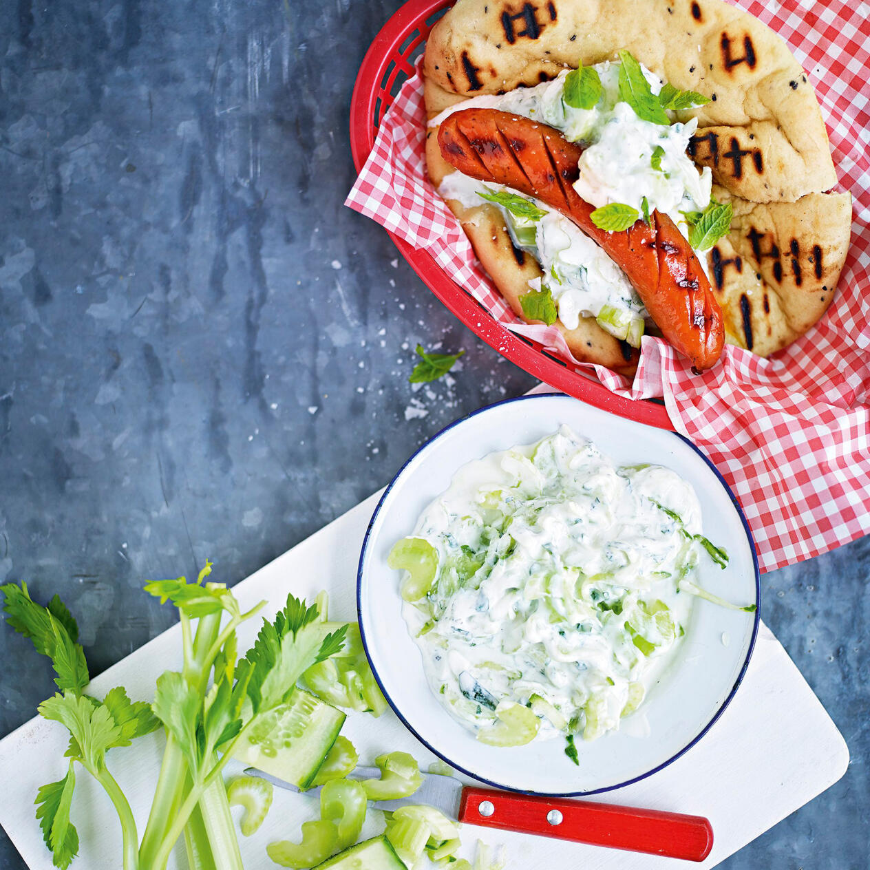 Grillad chorizo med naanbröd och selleriraita