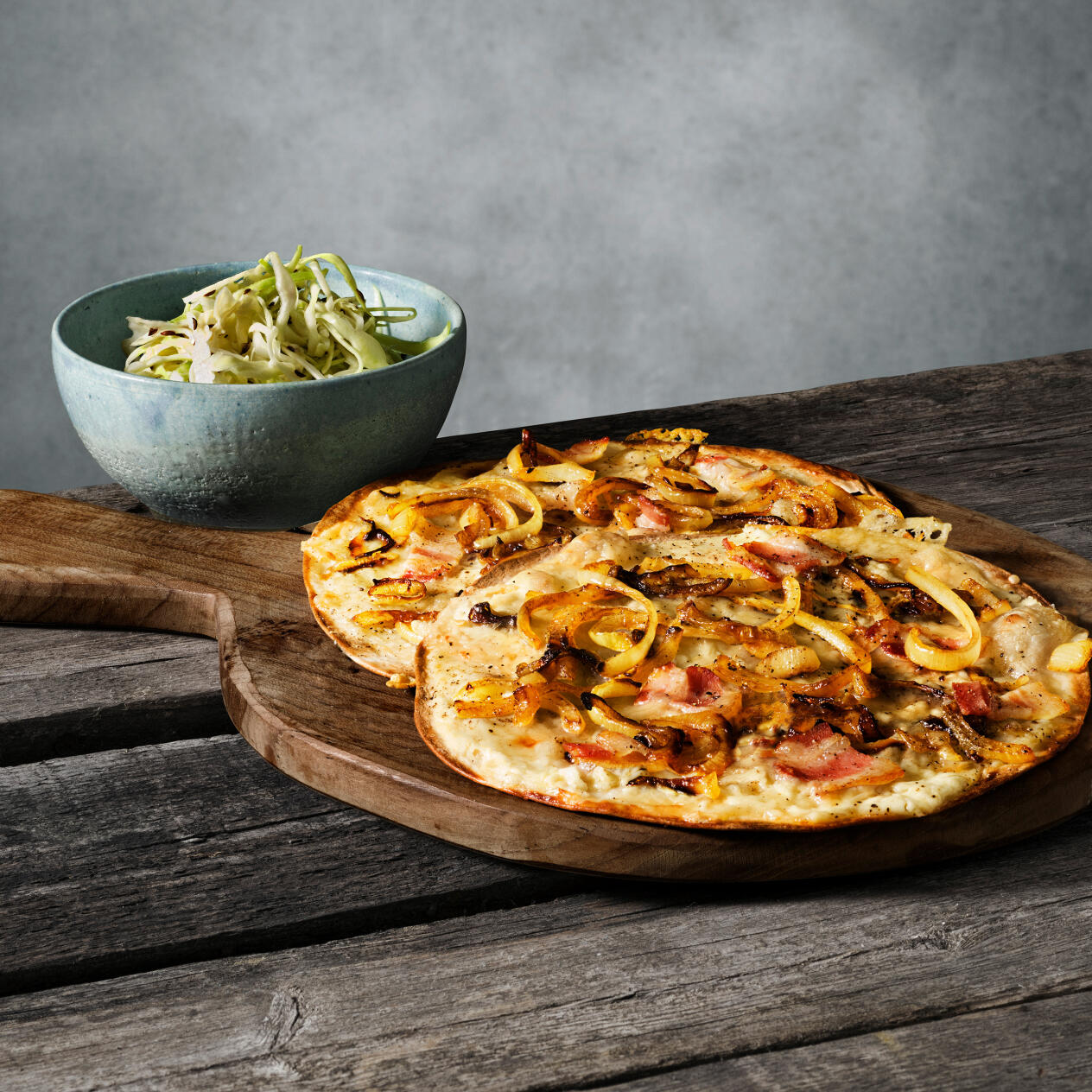 Tarte flambée med kumminkålsallad