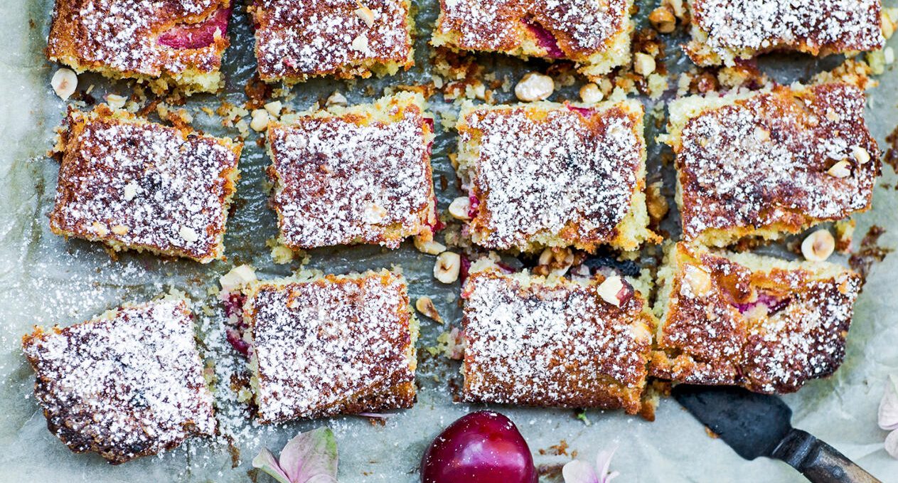 Plommonkaka med kokos och mandlar